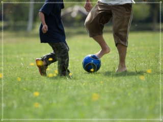 親子でサッカーをする画像