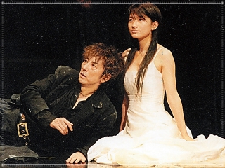 篠原涼子と市村正親の共演舞台「ハムレット」の画像